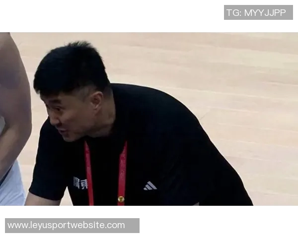 杨鸣与杜锋赛后微笑拥抱展现对输球的坦然态度