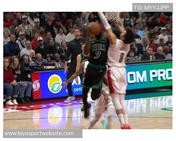 杰伦布朗对裁判漏判乔治铲翻表示愤怒认为这种情况不可接受